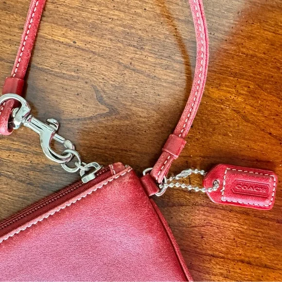 COACH. Vintage red leather wristlet. - Picture 6 of 6